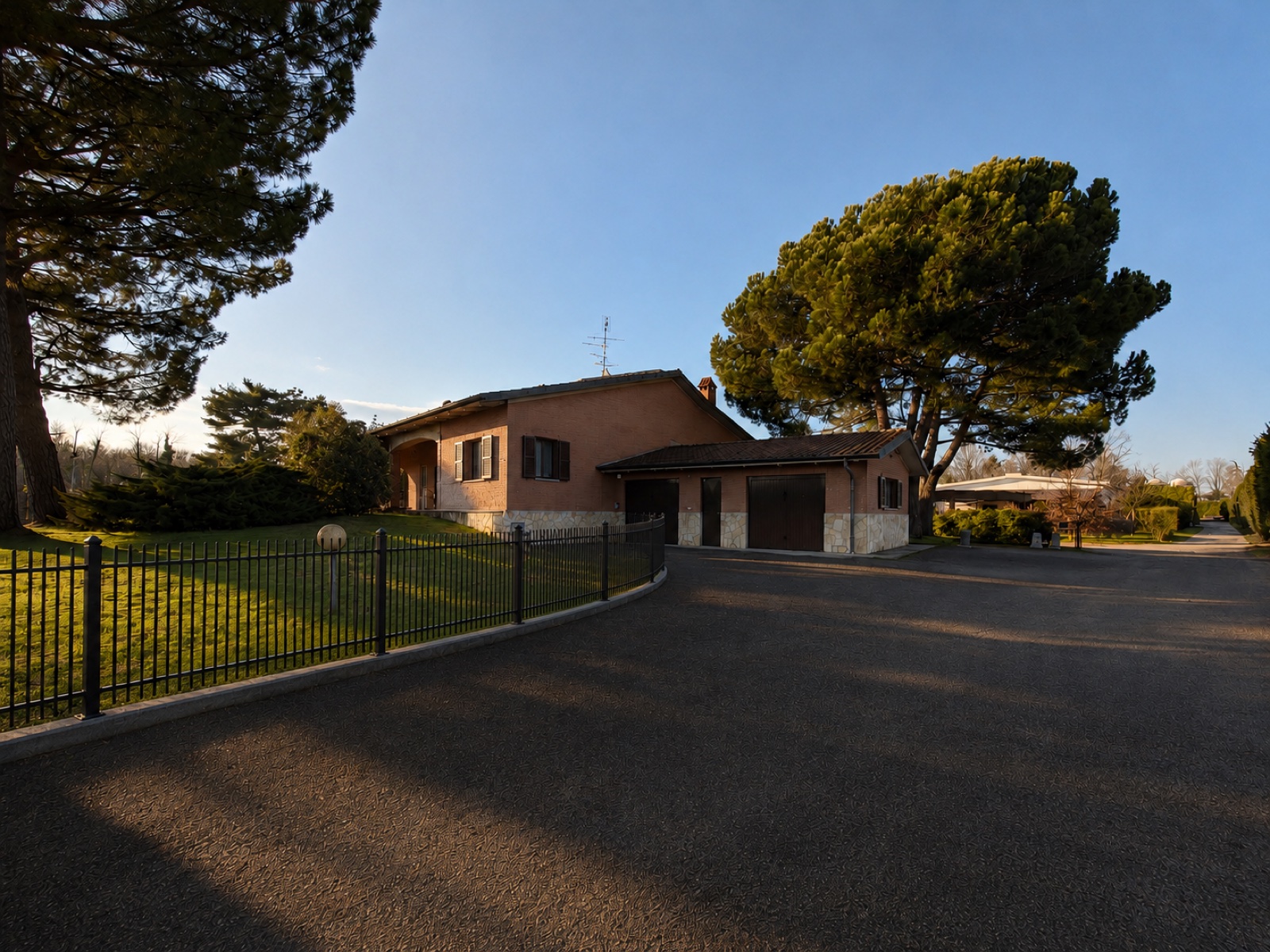 Render dell'esterno con vialetto e recinzione — Villa Olgiate Olona